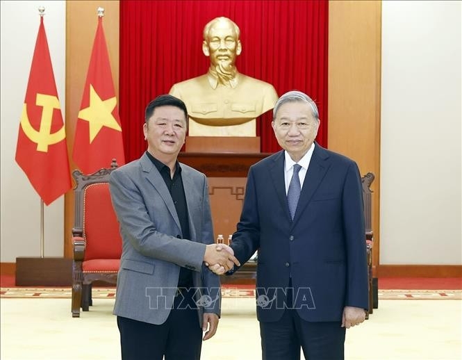 Party General Secretary To Lam (R) receives China’s Luxshare-ICT Group Vice Chairman Wang Laisheng in Hanoi on November 15. (Photo: VNA)
