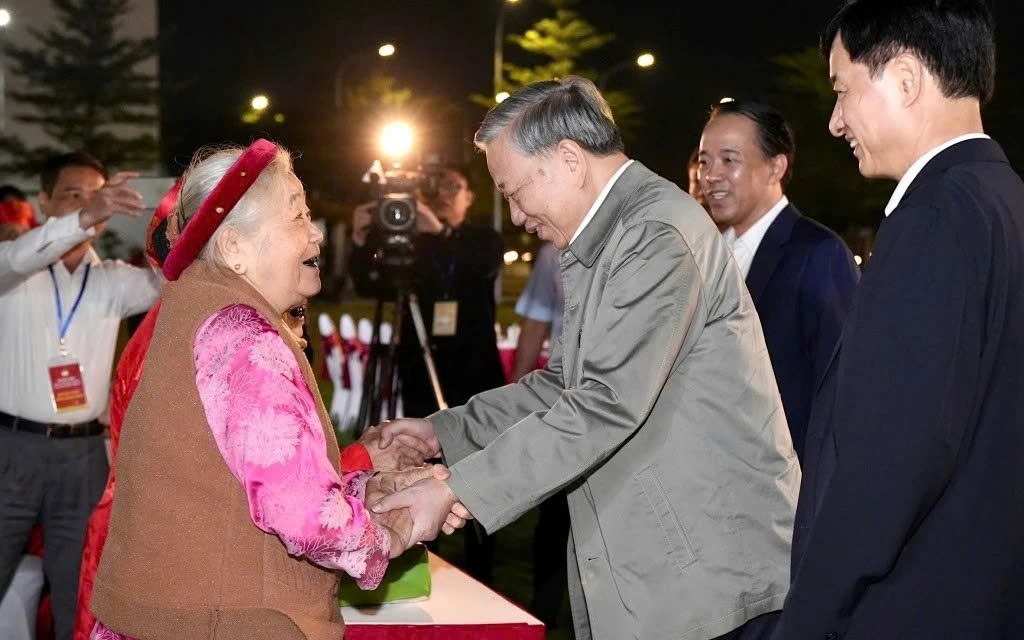Party General Secretary To Lam inquires into the health of local residents during the festival. (Photo: tuoitrethudo)