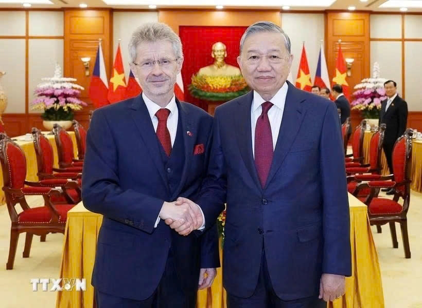 Vietnamese Party General Secretary To Lam (R) and Czech Senate President Milos Vystrcil during their meeting in Hanoi on November 21