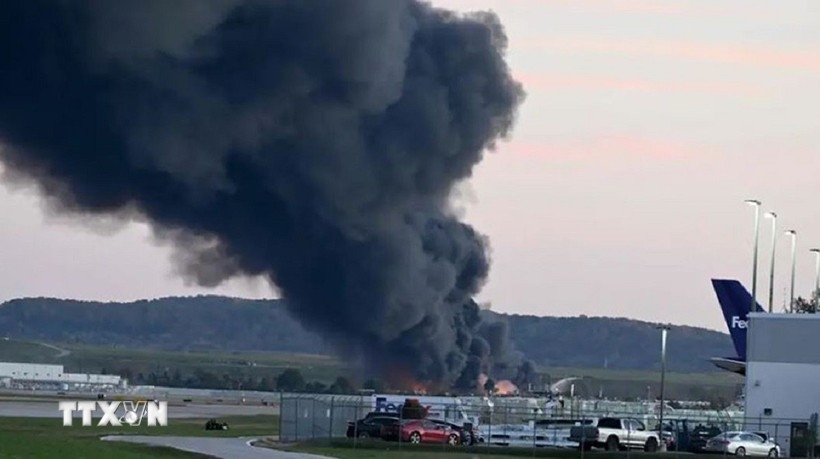 Smoke rises at the UPS cargo plane crash scene (Photo: Getty Images/VNA)