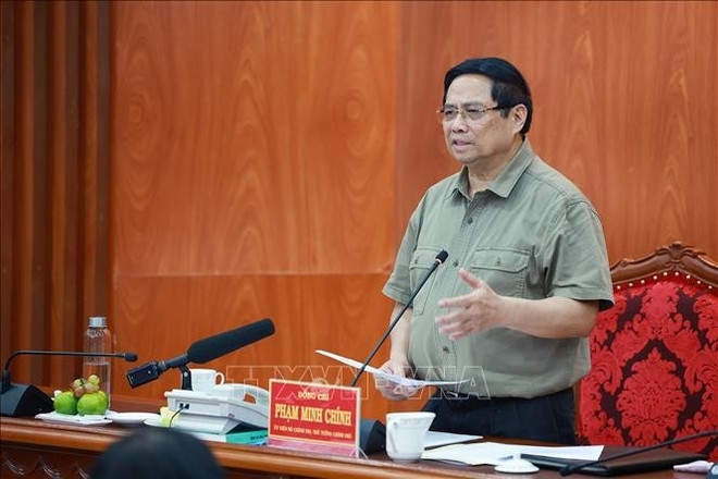 Prime Minister Pham Minh Chinh at a working session with leaders of the south central provinces on flood recovery.