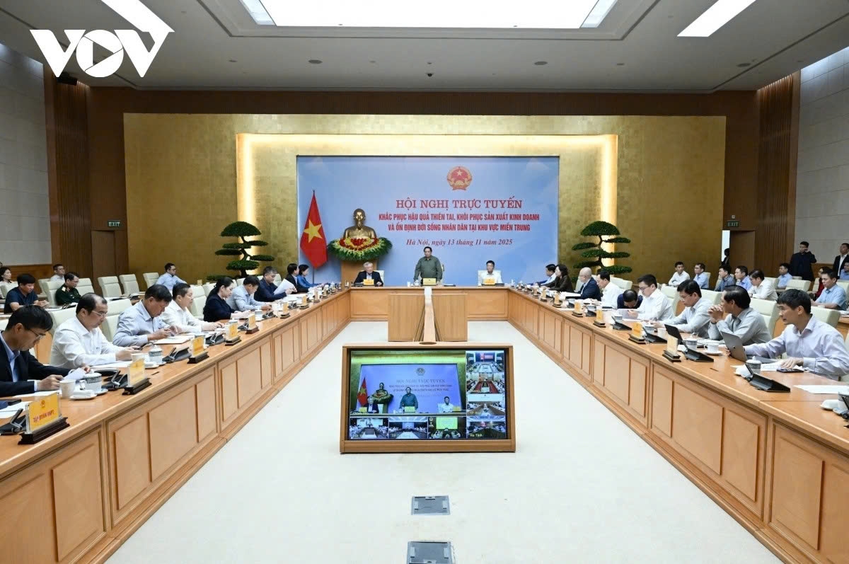 Prime Minister Pham Minh Chinh chairs an online conference in Hanoi on November 13, seeking to overcome the consequences of recent natural disasters in the central region
