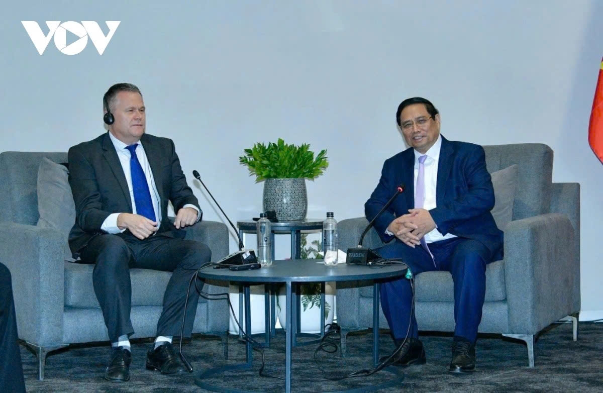 During his meeting with Vietnamese Prime Minister Pham Minh Chinh in Johannesburg on November 21, De Villiers Engelbrecht (L), CEO of Airlink, pledges to work with Vietnamese airlines on cargo and passenger services