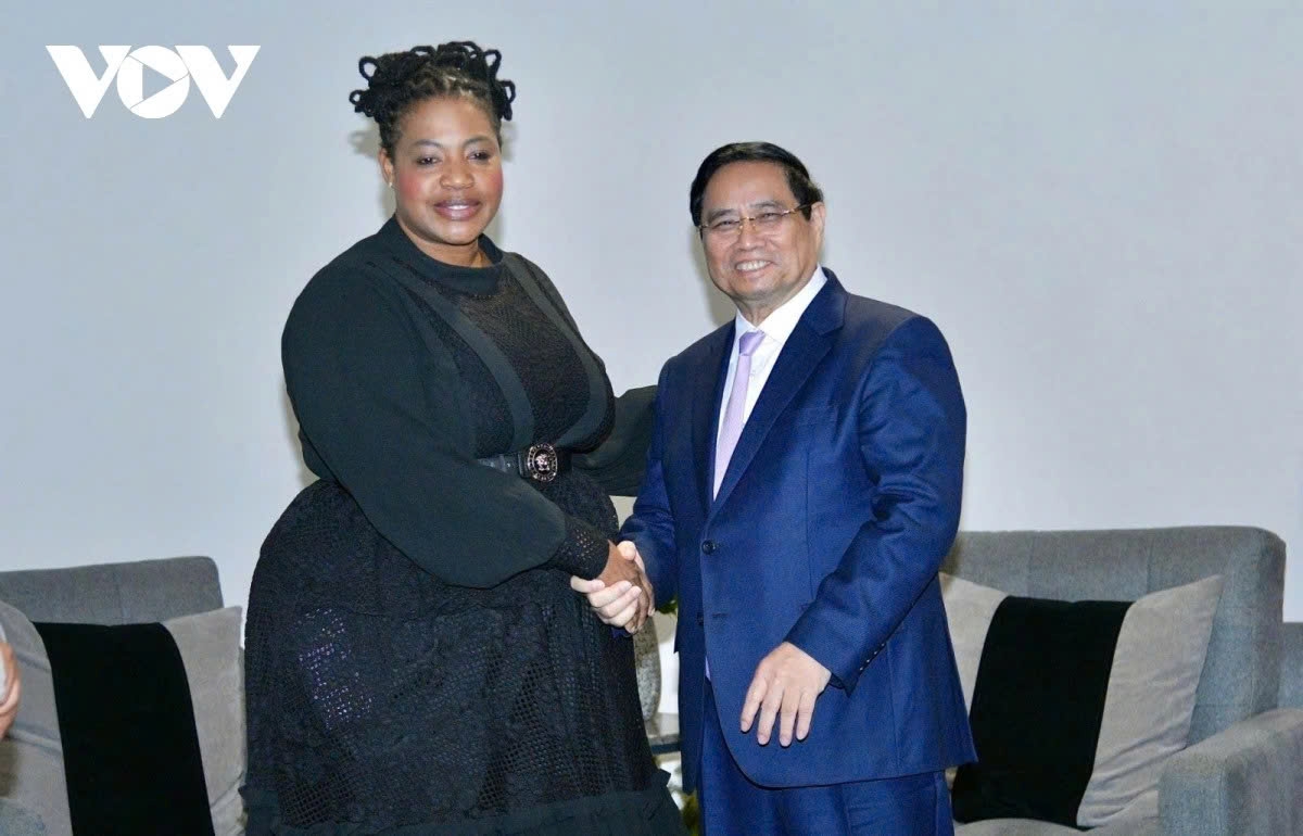 Meeting with Vietnamese Prime Minister Pham Minh Chinh in Johannesburg on November 21, Sesakho Magadla (L), CEO of Petroleum Oil and Gas Corporation of South Africa, says her firm PetroSA stays ready to cooperate with PetroVietnam for swift, sustainable, and mutually beneficial cooperation
