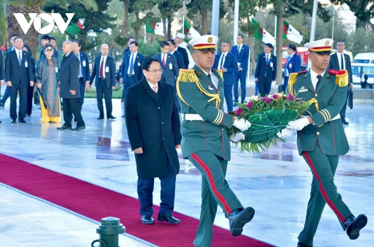 Prime Minister Pham Minh Chinh lays a wreath at the Memorial of the Martyr in capital Algiers on November 19