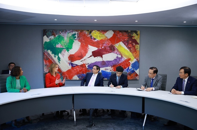 Prime Minister Pham Minh Chinh having a working session with Dr Leila Fourie, Group CEO of JSE (Photo: VNA)