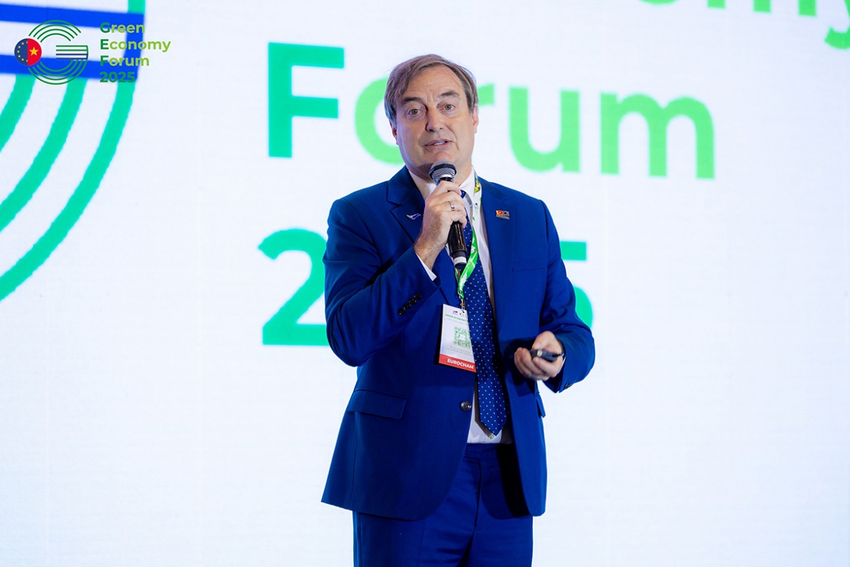 President Bruno Jaspaert of the European Chamber of Commerce in Vietnam speaks at the forum