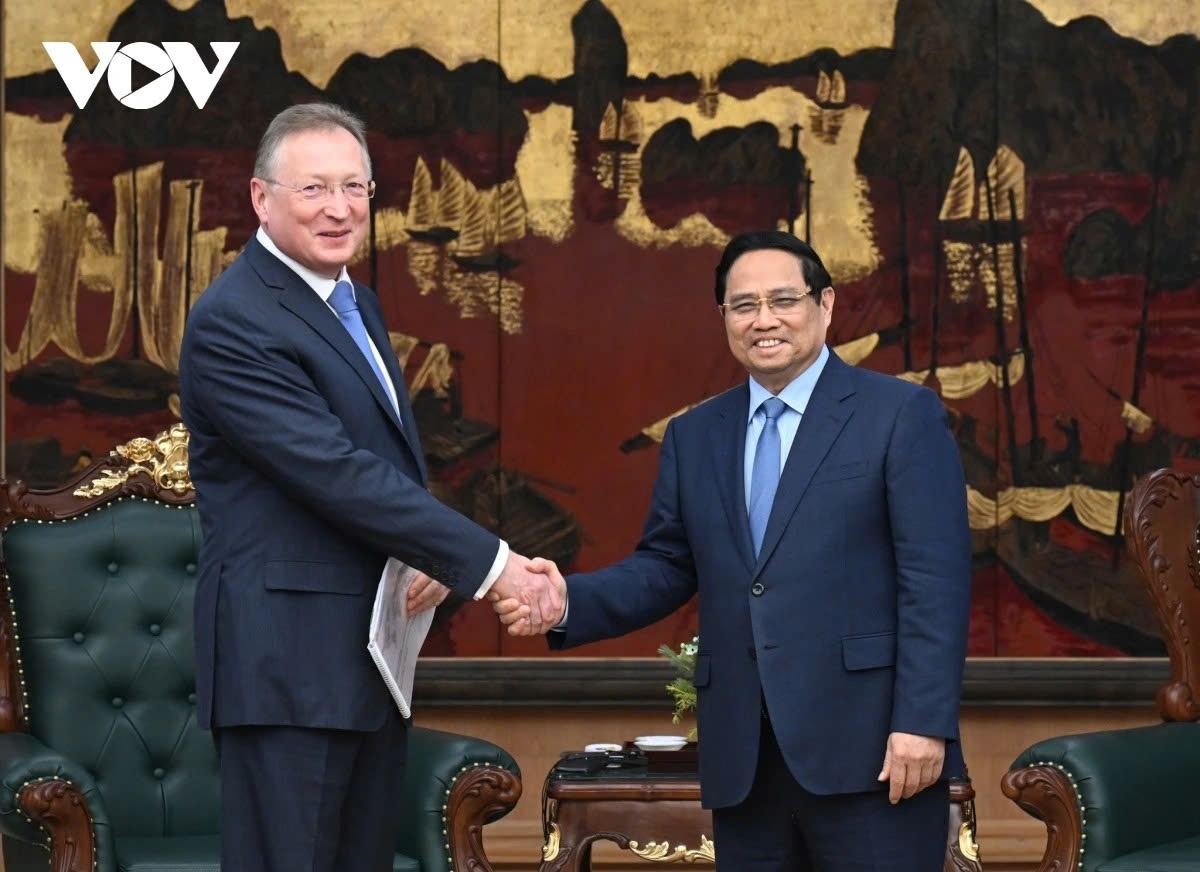 Vietnamese Prime Minister Pham Minh Chinh (R) receives Sergei Kudryashov, General Director of Russia’s oil and gas company Zarubezhneft, in Hanoi on November 27