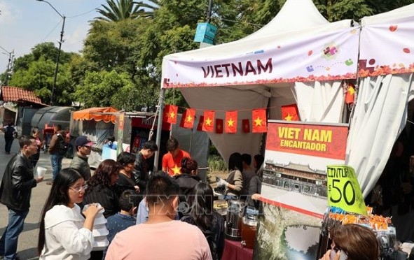 Residents of Iztapalapa queue at the Vietnamese traditional cuisine booth during the event
(Photo: VNA)
