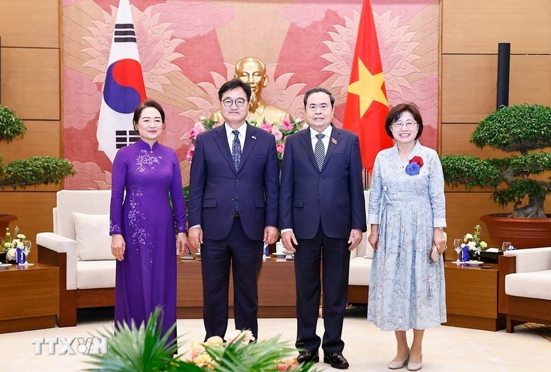 National Assembly Chairman Tran Thanh Man (second, right) and the Republic of Korea (RoK)’s National Assembly Speaker Woo Won Shik, and their spouses (Photo: VNA)