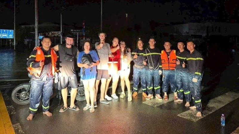 Russian tourists rescued at midnight on November 17 (Photo: X.N/nhandan.vn)