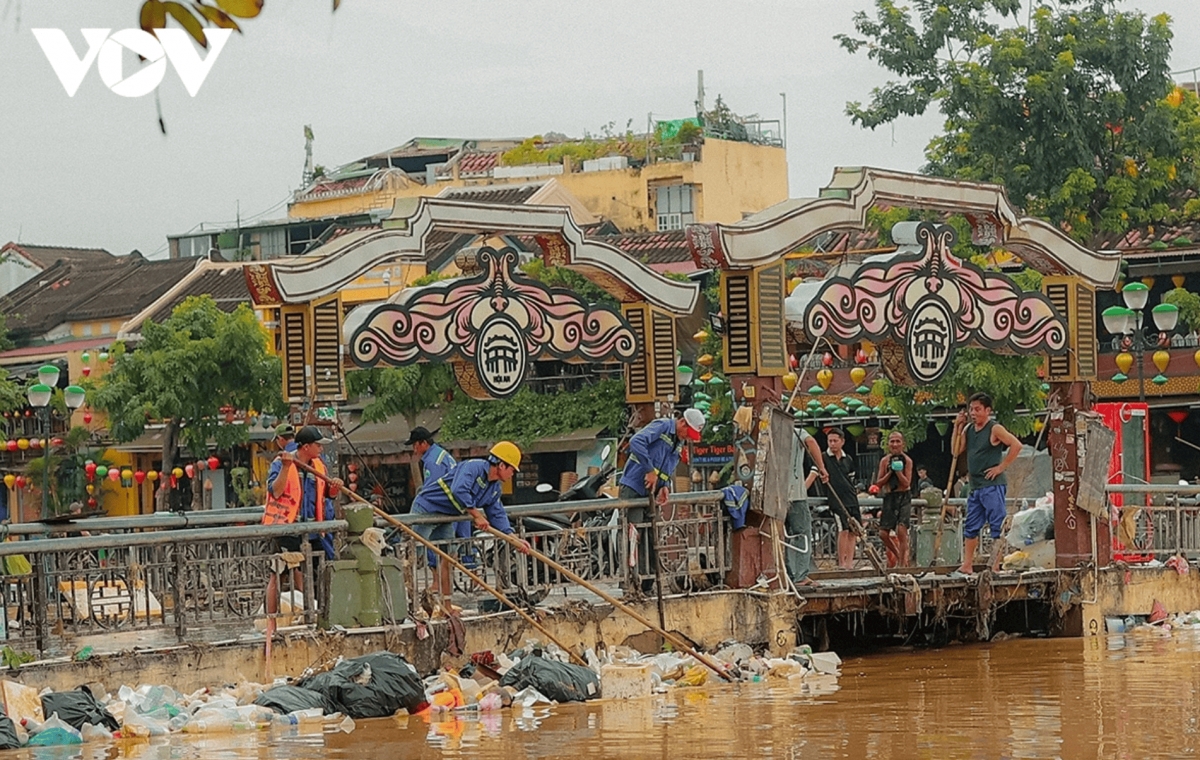 Large amounts of debris piled up at An Hoi Bridge over the Hoai River