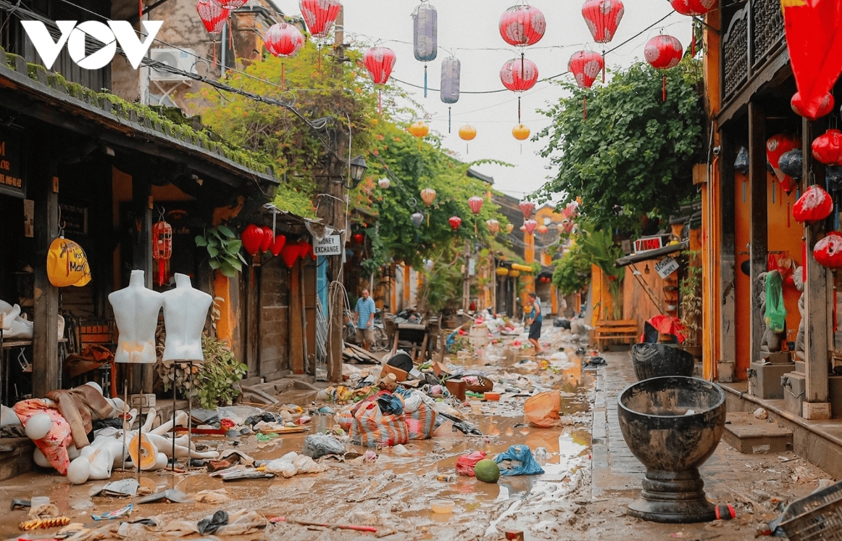 Hoi An ancient town in disarray after flooding