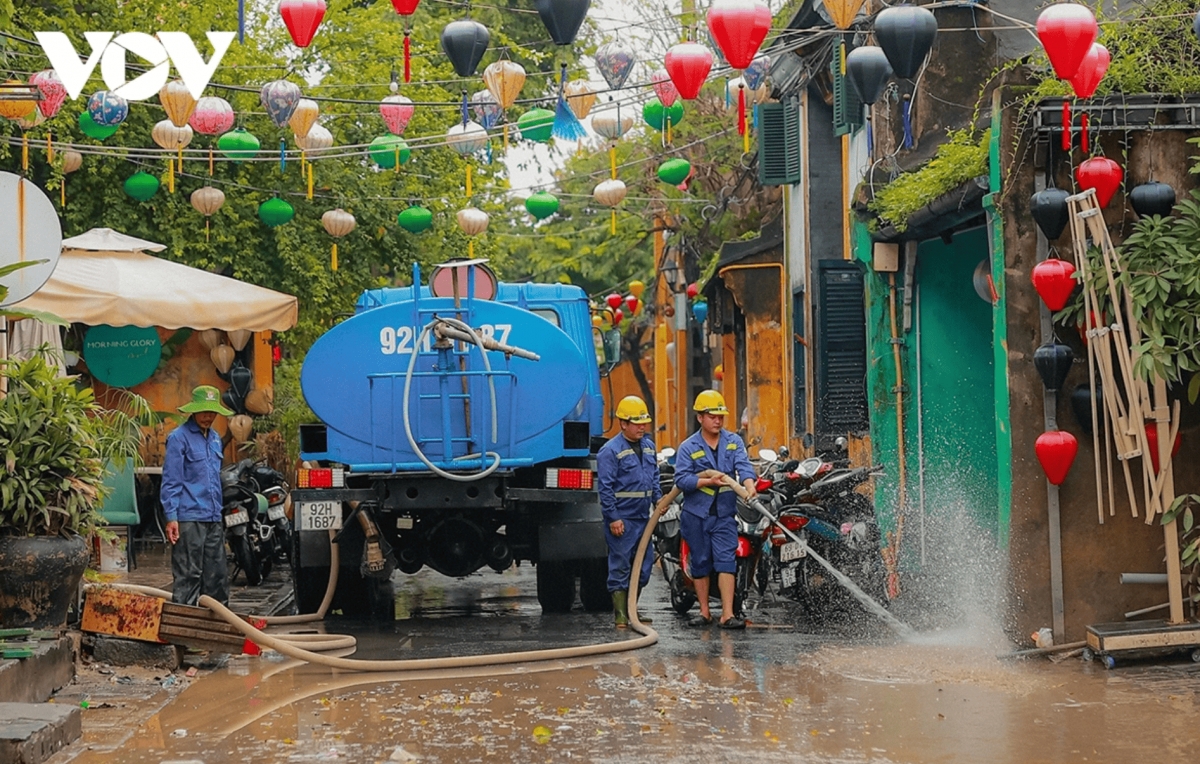 Hoi An streets gradually return to normal after flooding