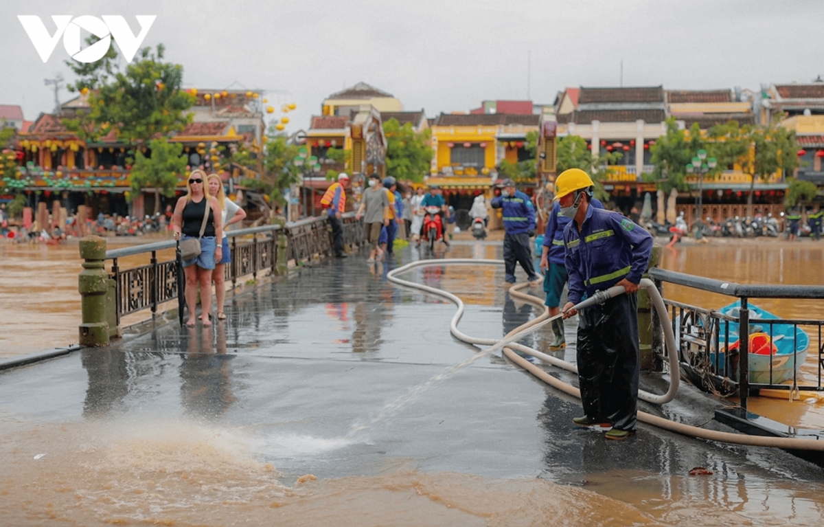 Tourists are now able to walk across An Hoi bridge