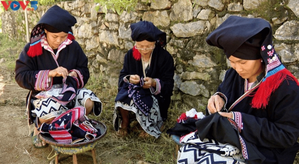 Dao women craft clothes for their own and family members. (Photo: Huyen Trang/VOV5)