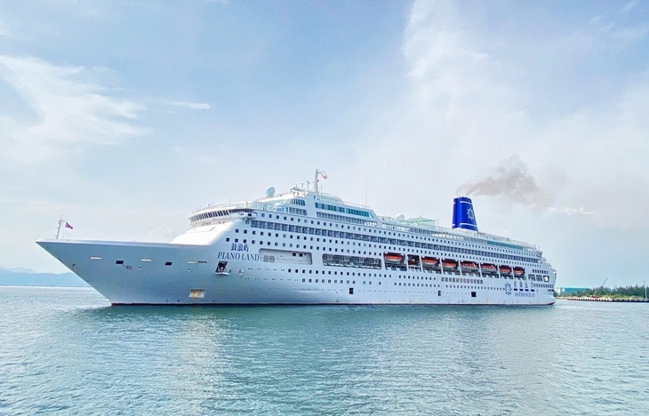 The Piano Land cruise ship brings about 1,000 foreign tourists to Khanh Hoa on November 11-12. (Photo: Nguyen Nam)