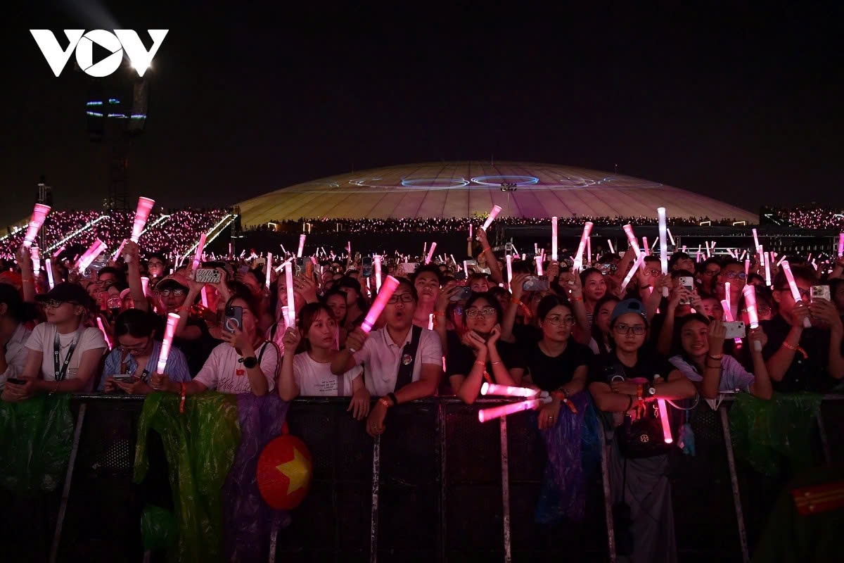 Tens of thousands of spectators sing along with artists at the 8Wonder Grand Concert 2025