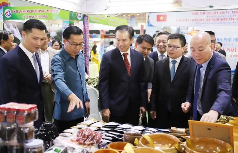 Vietnamese and Lao delegates at a trade fair in July (Photo: qdnd.vn)