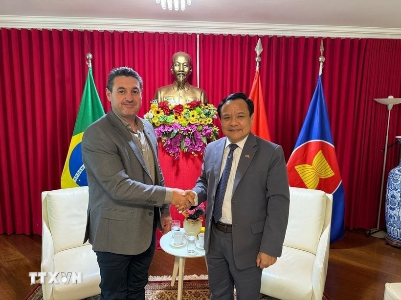 Vietnamese Ambassador to Brazil Bui Van Nghi (right) meets with President of the Brazilian Association of Soybean Producers (Aprosoja) Mauricio Buffon in Brasilia. (Photo: VNA)