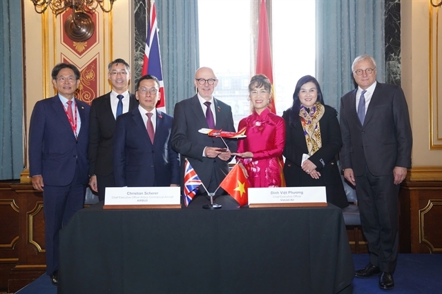 Vietjet Chairwoman Nguyen Thi Phuong Thao presents an aircraft model to Matt Western, UK Prime Minister’s Trade Envoy. (Photos courtesy of Vietjet)