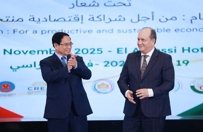 Vietnamese Prime Minister Pham Minh Chinh (L) and his Algerian counterpart Sifi Ghrieb attend the Vietnam – Algeria economic forum in Algiers on November 19. (Photo: VNA)