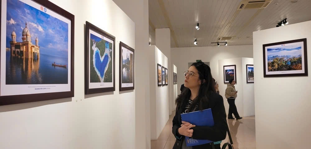 Visitors view photographs at the exhibition (Photo: thethaovanhoa.vn)