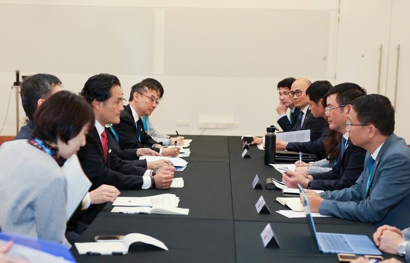 Vietnamese Minister of Industry and Trade Nguyen Hong Dien holds a bilateral meeting with State Minister of the Cabinet Office of Japan Kazuchika Iwata in Melbourne, Australia, on November 20, 2025 on the sidelines of the ninth Commission Meeting of the Comprehensive and Progressive Agreement for Trans-Pacific Partnership (CPTPP). (Photo: VNA)