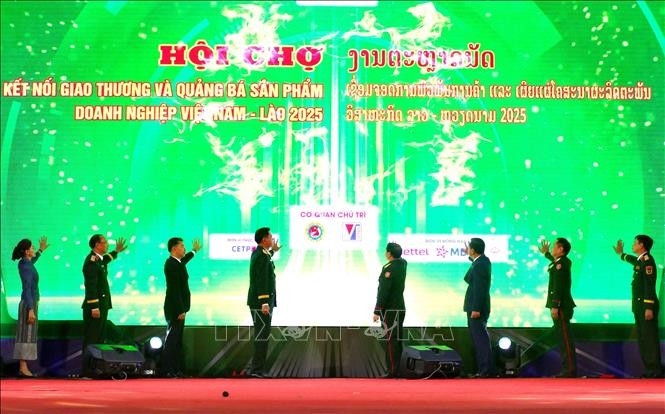 Vietnamese and Lao officials mark the opening of the trade fair on November 20. (Photo: VNA)