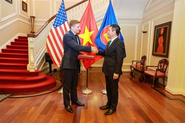 Minister of Trade and Industry Nguyen Hong Dien (right) had a meeting with Jacob Helberg, Under Secretary of State for Economic Growth, Energy, and the Environment, at the Vietnamese Embassy in the US in Washington DC on November 14 (local time). — Photo from the Ministry of Industry and Trade