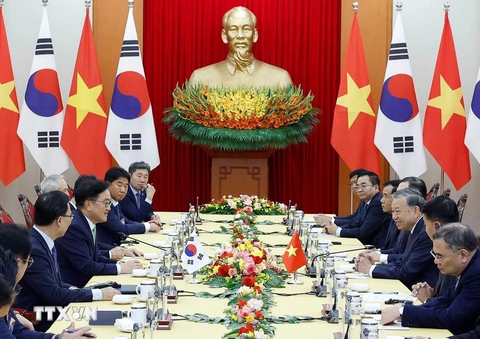 Vietnamese Party General Secretary To Lam and the Republic of Korea (RoK)’s National Assembly Speaker Woo Won-shik discuss measures to increase the Comprehensive Strategic Partnership between the two countries, in Hanoi on November 21. (Photo: VNA)