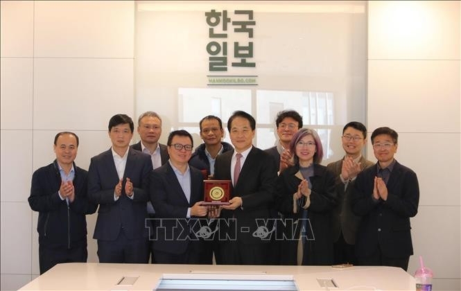 Representatives of the Vietnam Journalists Association and the RoK's Hankook Ilbo newspaper pose for a group photo.