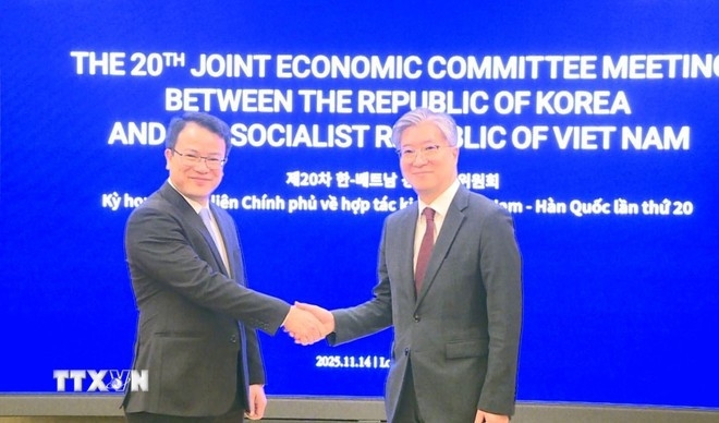 Vietnamese Deputy Minister of Finance Tran Quoc Phuong (L) and Korean Deputy Minister of Foreign Affairs Kim Hee-sang. (Photo: VNA)