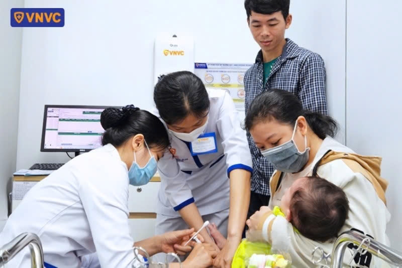 The Ministry of Health has called for enhanced efforts in the prevention and control of polio following WHO warnings that Vietnam is currently among the countries with a high risk of polio virus importation. (Photo: VNVC)