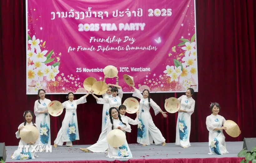 A performance by the Vietnamese delegation at the annual tea party hosted by the Lao Ministry of Foreign Affairs in Vientiane on November 25.