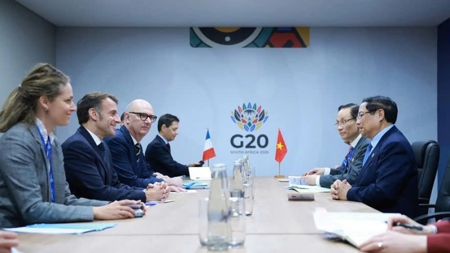 Vietnamese Prime Minister Pham Minh Chinh and French President Emmanuel Macron during their meeting in South Africa on November 23