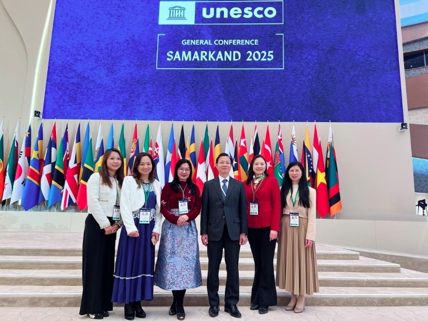 Vietnamese delegation at the session