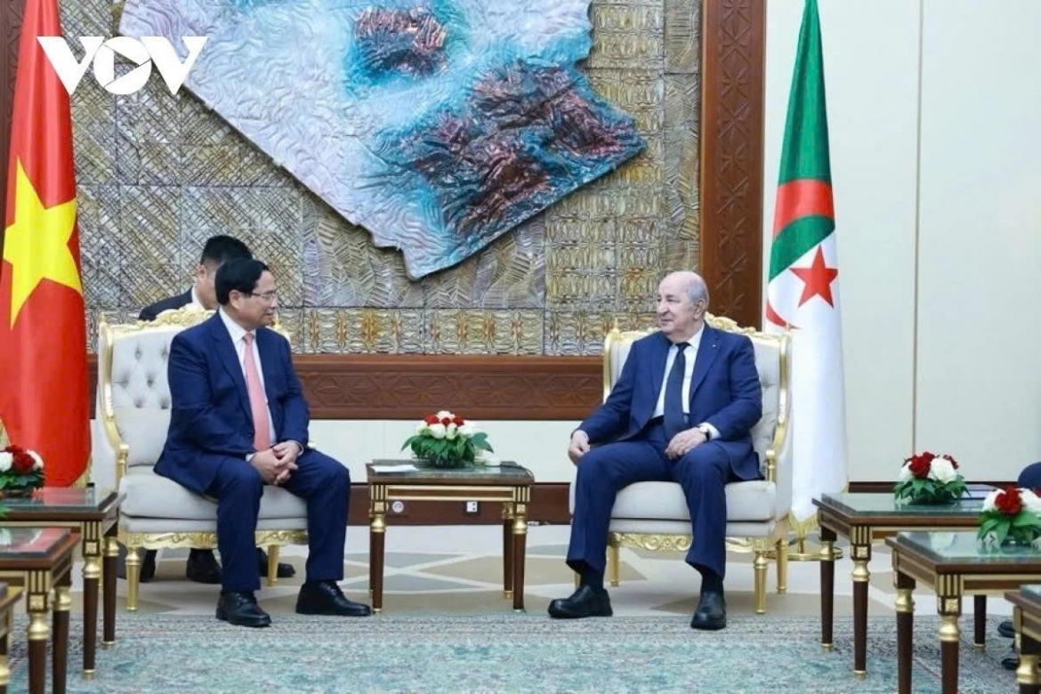 Vietnamese Prime Minister Pham Minh Chinh (L) and Algerian Prime Minister Algeria Sifi Ghrieb during their meeting