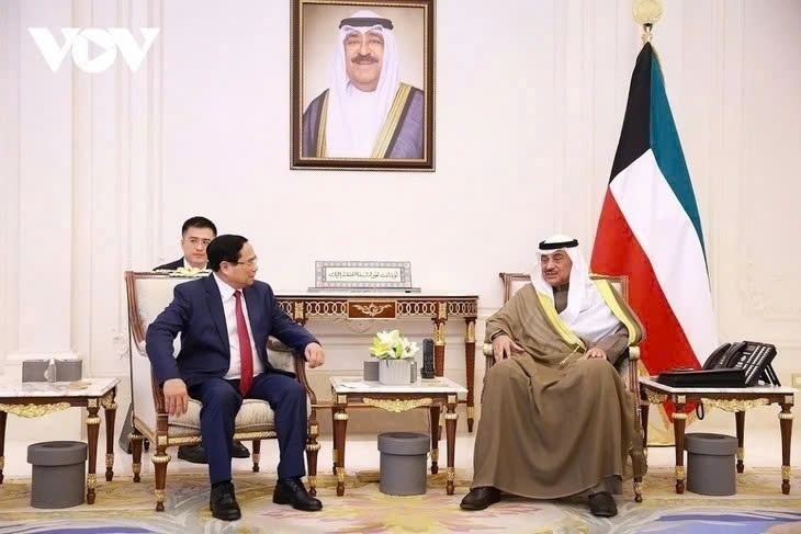 Vietnamese Prime Minister Pham Minh Chinh (L) and Kuwait Crown Prince Sheikh Sabah Khaled Al-Hamad Al-Sabah 