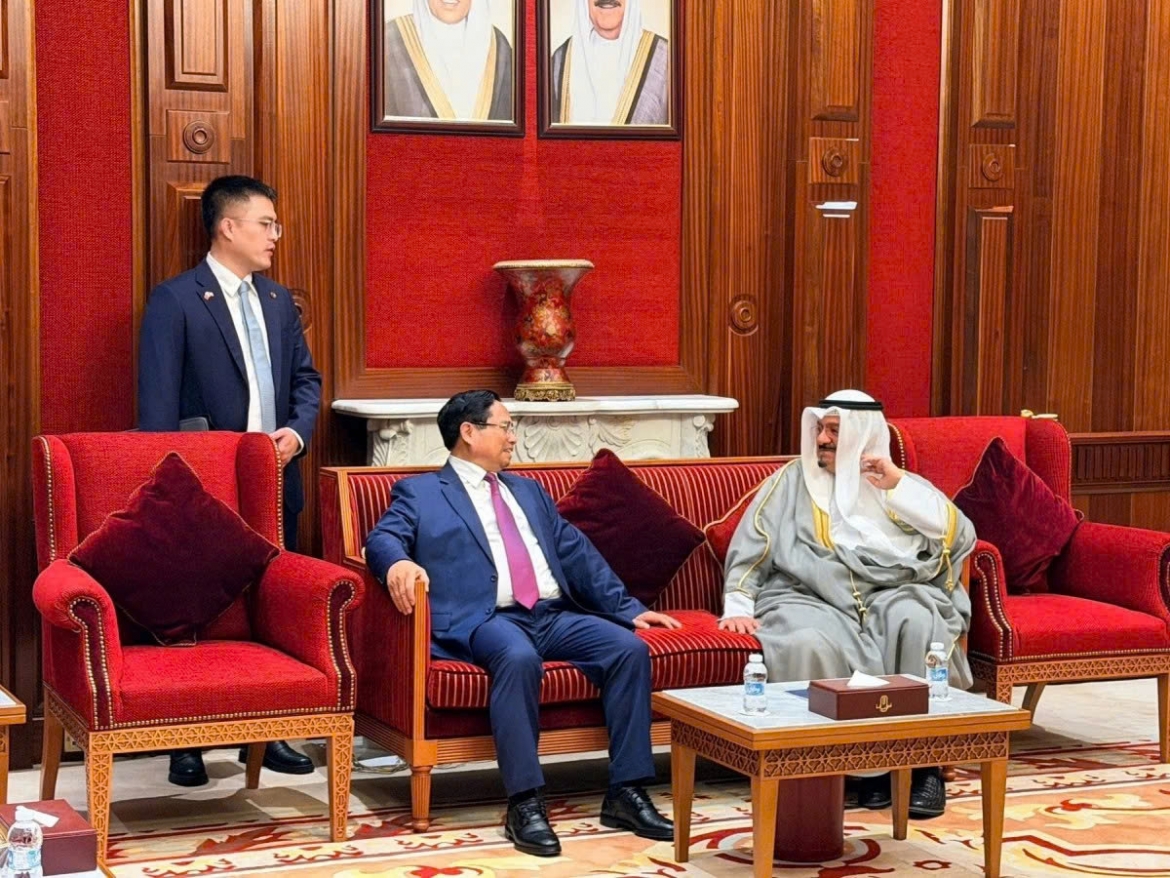 Vietnamese Prime Minister Pham Minh Chinh (L) and Kuwaiti Prime Minister Sheikh Ahmad Al-Abdullah Al-Sabah agree to elevate Vietnam - Kuwait relations to a Strategic Partnership