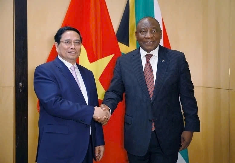 Vietnamese Prime Minister Pham Minh Chinh (L) and South African President Cyril Ramaphosa during their meeting in Johannesburg