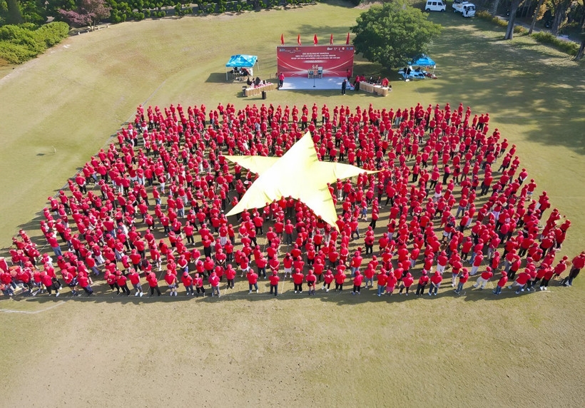 The festival’s most moving highlight is the moment when over 1,000 Vietnamese participants form a giant Vietnamese national flag.