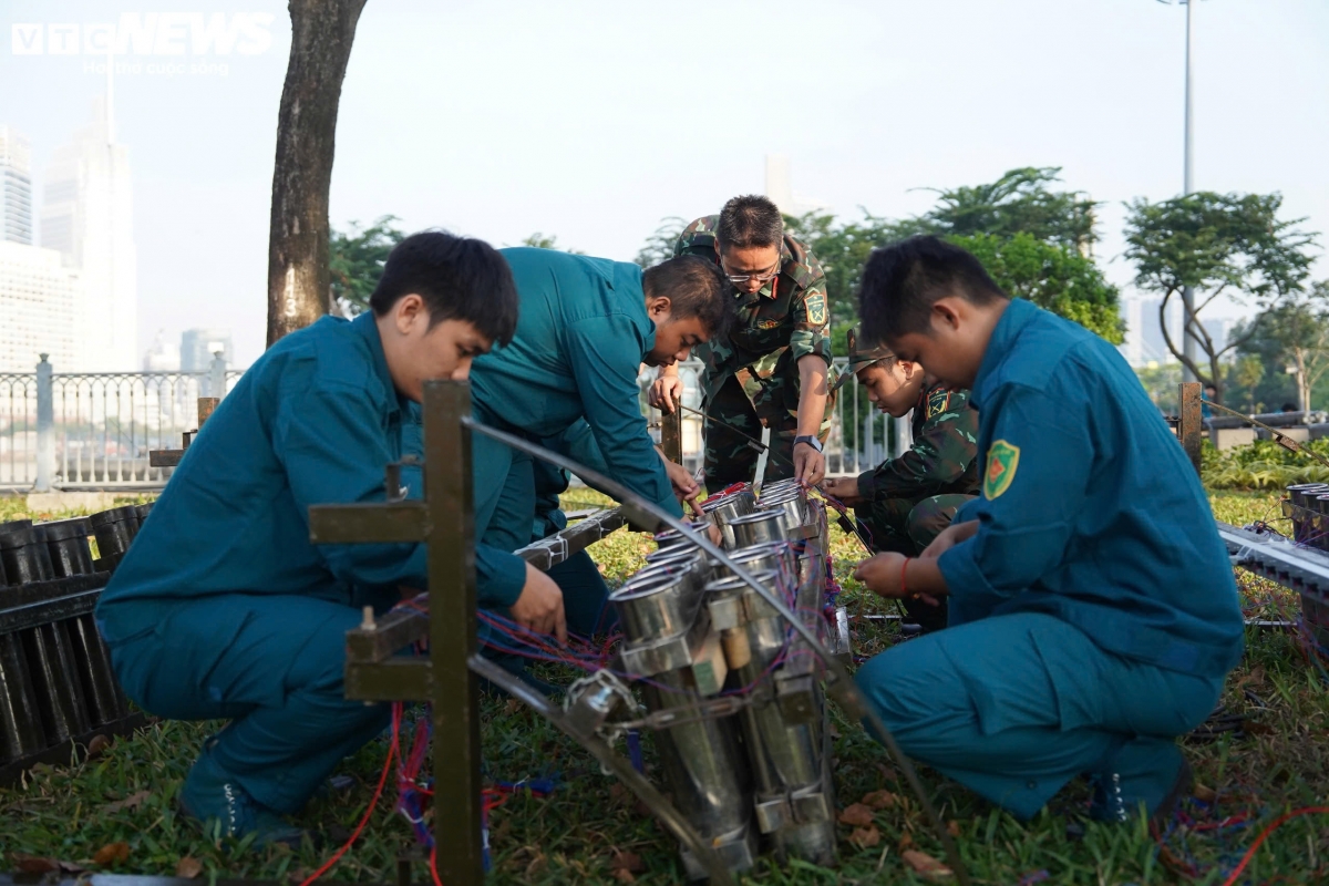 To welcome the New Year 2026, Ho Chi Minh City will stage fireworks displays at six locations across the city, including three high-altitude and three low-altitude sites. The fireworks will last 15 minutes, starting from 12:00 a.m. to 12:15 a.m. on January 1, 2026.