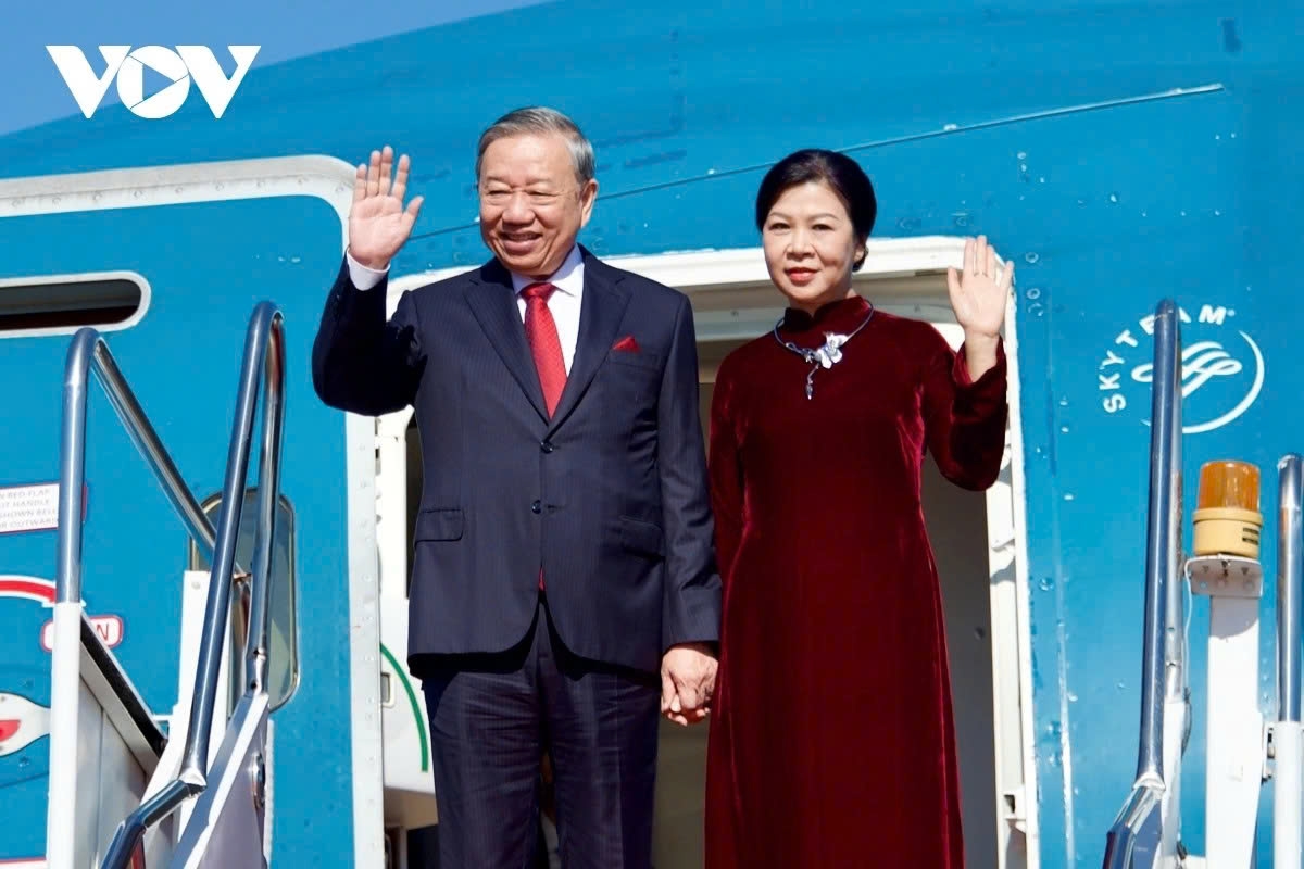 Party chief To Lam and his entourage arrive at Wattay International Airport in Vientiane on December 1, beginning a State visit to Laos.