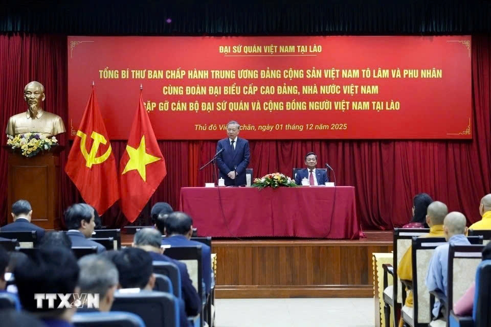 During his stay, General Secretary To Lam meets with the staff of the Vietnamese Embassy and the Vietnamese community in Laos. (Photo: VNA)