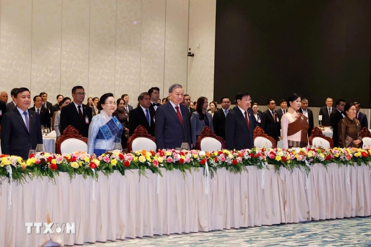 General Secretary To Lam and entourage also attend a State banquet hosted by General Secretary and President of Laos Thongloun Sisoulith. In his remarks, General Secretary To Lam emphasised that, in the current context, strengthening and expanding cooperation and sustainably developing the special solidarity between Vietnam and Laos holds even greater strategic significance. He also warmly congratulates Laos on its 50th National Day. (Photo: VNA)