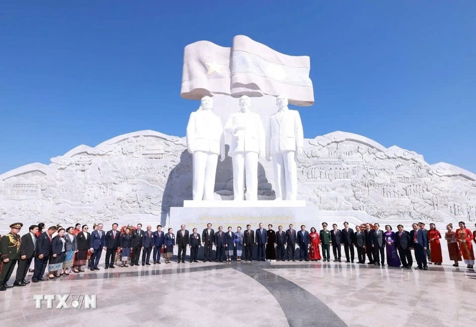 General Secretary To Lam and his entourage then attend the inauguration of the Laos–Vietnam Friendship Park that covers an area of more than 30,000 m². This symbolic work serves as a cultural and spiritual gift from the Party, State, and people of Vietnam to the Party, State, and people of Laos on the occasion of the 50th anniversary of Laos’ National Day and to celebrate the coming national congresses of both Parties. (Photo: VNA)