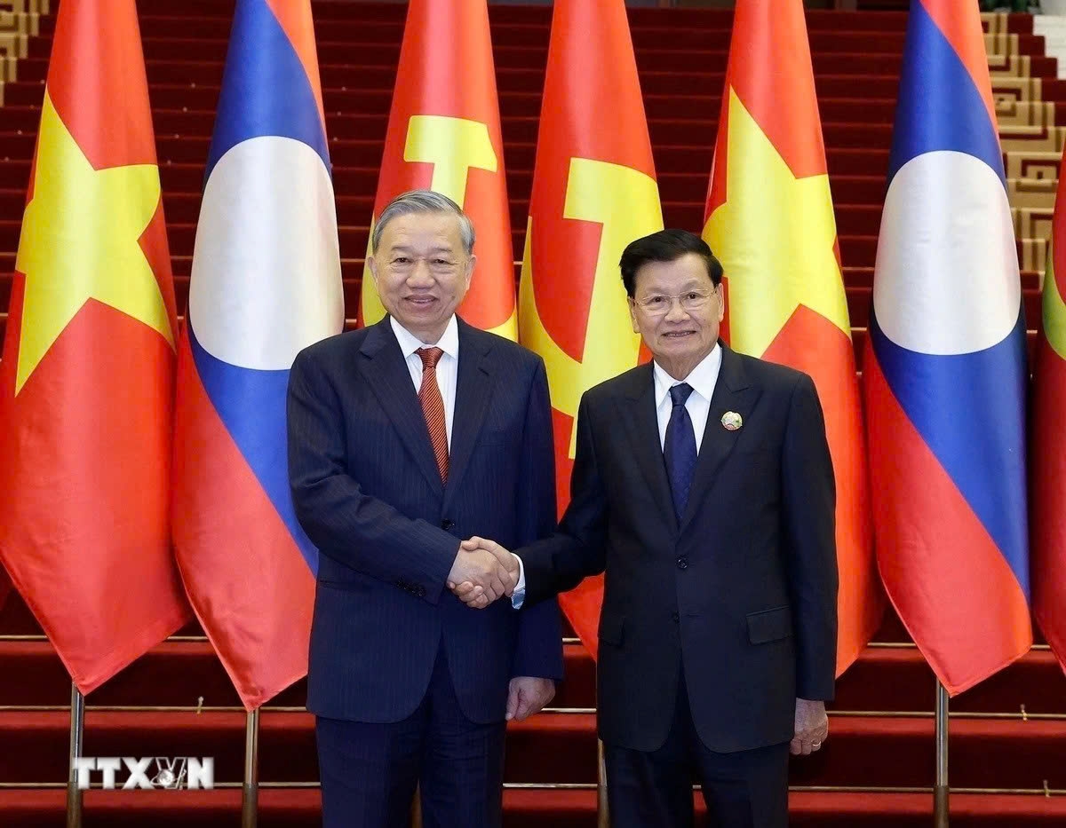 On December 2 n Vientiane, General Secretary To Lam of Vietnam and General Secretary and President of Laos Thongloun Sisoulith co-chair a high-level meeting between the Communist Party of Vietnam and the Lao People’s Revolutionary Party. Both sides affirm their commitment to continue deepening the relationship between the two Parties and two countries, considering it a core pillar guiding the overall strategic orientation of the Vietnam–Laos comprehensive cooperation. (Photo: VNA)
