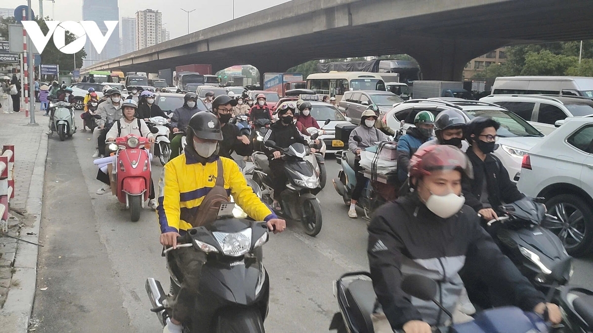 Key arteries including Nguyen Trai, Pham Hung, and Tran Duy Hung streets report heavy slow-moving traffic throughout the day, especially during rush hours in the afternoon.