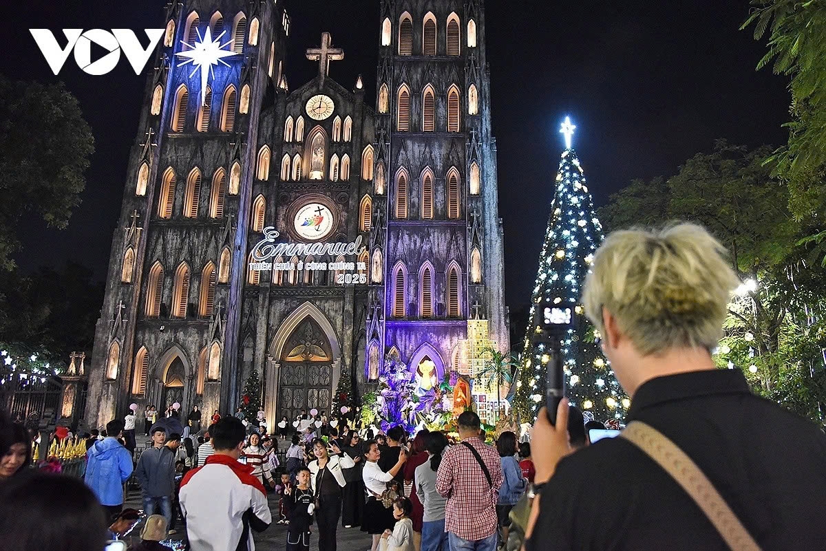 This year, the square in front of the cathedral has been illuminated early, featuring a large nativity scene and a towering Christmas tree that have quickly become popular check-in spots for residents and visitors alike.